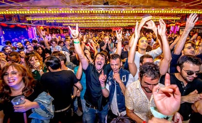 El público celebra uno de los conciertos del Monkey Week en el escenario dentro de una pista de coches de choque en Sevilla.