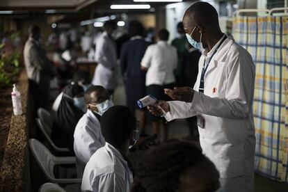 A pesar del incremento considerable de los casos y de la ocupación de plazas en los hospitales durante en el último mes en Kenia, las cifras de la pandemia en el país africano son muy bajas en comparación con los países más afectados. Según la última actualización del 10 de mayo, el número total de personas infectadas son más de 163.000, mientras los fallecidos ascienden a 2.950. En la imagen, un enfermero del Kenyatta National Hospital toma la temperatura al personal sanitario antes de ser vacunado, el 24 de marzo.