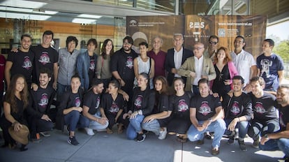 Artistas y autoridades durante la presentaci&oacute;n de la temporada 2017-2018 en el Teatro Central de Sevilla. 