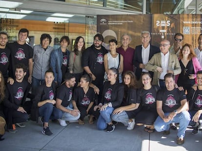 Artistas y autoridades durante la presentaci&oacute;n de la temporada 2017-2018 en el Teatro Central de Sevilla. 