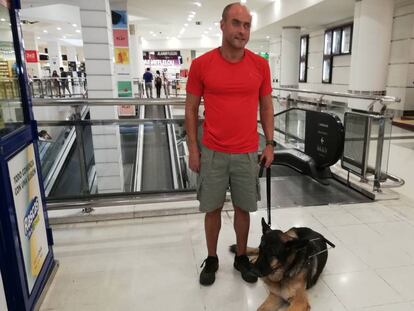 Pedro Delgado, con su perro guía 'Viero', en el centro comercial de Tenerife en el que trabaja.