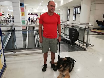 Pedro Delgado, con su perro guía 'Viero', en el centro comercial de Tenerife en el que trabaja.