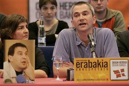 Joseba Permach y Marije Fullaondo, durante la rueda de prensa.