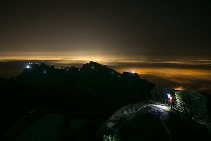 Ação com o nome 'Llum i Llibertat' ilumina 131 pontos elevados na montanha de Montserrat, em Barcelona, para lembrar os 131 presidentes da Generalitat de Catalunha, em 30 de setembro de 2019.