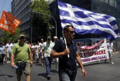 Empleados municipales participan en una marcha en los alrededores del Parlamento griego en Atenas. EFE/Archivo