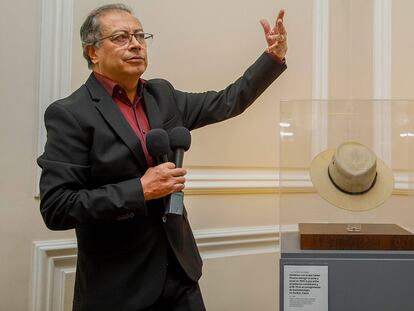 Gustavo Petro en el evento en que desveló el sombrero de Carlos Pizarro, el 18 de junio.