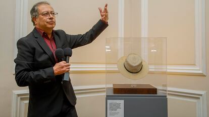 Gustavo Petro en el evento en que desveló el sombrero de Carlos Pizarro, el 18 de junio.