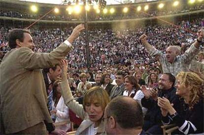 José Luis Rodríguez Zapatero, a la izquierda, saluda a los asistentes al mitin en la plaza de toros de Valencia.