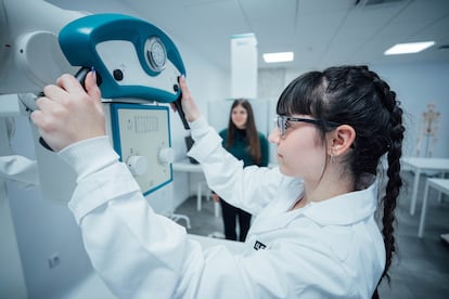 Alumnos de ILERNA en las instalaciones del centro durante su formación práctica.