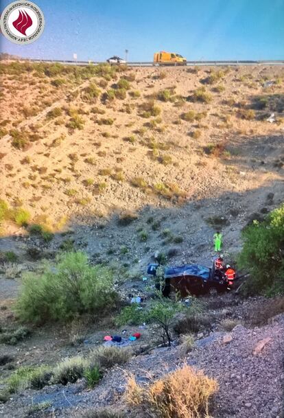 Vehículo accidentado en un barranco de Gor (Granada).