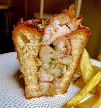 LOBSTER ROLL, PAN BRIOCHE RELLENO DE GRUESOS TROPEZONES DE BOGAVANTE CON MOSTAZA Y CEBOLLINO / CAPEL