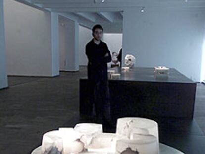 <i>Homenaje a Pili</i> (2000), obra de alabastro que Chillida dedicó a su mujer.