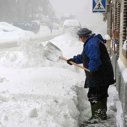 Huesca es una de las provincias más afectadas y Canfranc una de sus localidades donde la nieve ha alcanzado los mayores espesores. En la imagen, un vecino intenta retirar con una pala parte de la nieve acumulada en la acera.