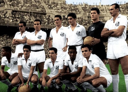 El Santos, antes de un partido ante el Real Madrid, en 1959. De pie, y de izquierda a derecha: Zito, Dalmo, Getulio, Ramiro, Carlos y Pavao. Agachados: Durval, Alvaro, Pagao, Pelé y Pepe.