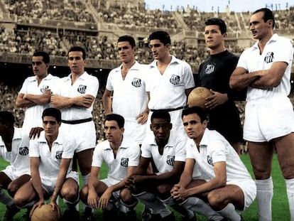El Santos, antes de un partido ante el Real Madrid, en 1959. De pie, y de izquierda a derecha: Zito, Dalmo, Getulio, Ramiro, Carlos y Pavao. Agachados: Durval, Alvaro, Pagao, Pelé y Pepe.
