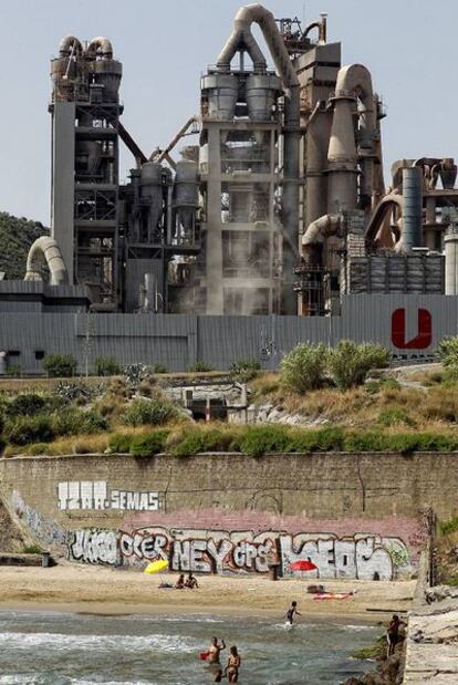 La cementera del Vallcarca junto a la playa del mismo nombre.