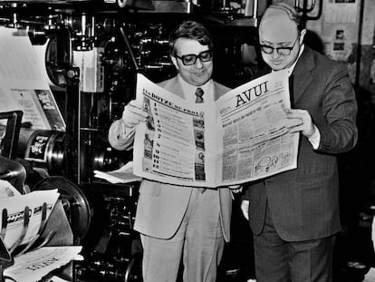 Josep Faul&iacute; (esquerra) i Josep Maria Cadena, director i subdirector de l&rsquo;&#039;Avui&#039;, el dia del llan&ccedil;ament, el 24 d&rsquo;abril de 1976.