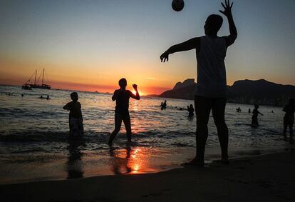 Simon y sus alumnos fotografiaron juntos su día a día y su pasión por el fútbol en el momento en que todos los objetivos sitúan la mira en Brasil, país anfitrión de la Copa del Mundo de fútbol de 2014. En la foto, dos amigos juegan con una pelota durante el atardecer en la playa de Ipanema de Río de Janeiro. Los balones de toda clase son el denominador común de las fotos de los niños.