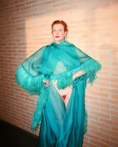 Genitali Amore: «Igual de orgullosa que Valie Export, pero mas lírica de la mano de Palomo». (Vestido de organza y plumas de avestruz de PALOMO SPAIN.)