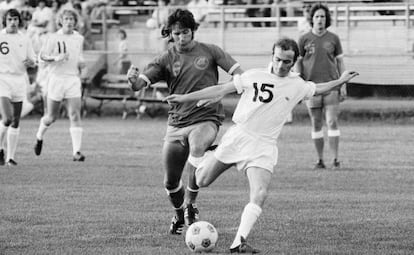 Ferrucio Mazzola, a punto de golpear el bal&oacute;n, en 1975. 