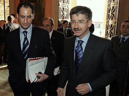 Los diputados forales de Agricultura, Eloy López de Foronda (izquierda), y de Asuntos Sociales, Enrique Aguirrezabal, ayer en el pleno de Juntas.