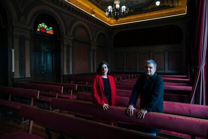 Elena Pardo y Rubén Ventureira, en el salón de actos del instituto Eusebio da Guarda de A Coruña, donde estudió arte Picasso cuando era un niño.