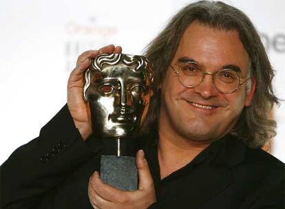 El estadounidense Paul Greengrass ha conseguido el premio al mejor director por su cinta <i>United 93</i>. Greengrass se ha impuesto al británico Stephen Frears con el que volverá a verse las caras en los Oscar. La película relata la historia de los pasajeros y de la tripulación, de las familias en tierra y de los controladores aéreos que vieron cómo el vuelo 93 de United Airlines se convertía en el cuarto secuestrado el día del peor ataque terrorista de la historia, el 11 de septiembre de 2001.