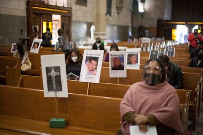 Fotografías de personas desaparecidas y feligreses en la catedral de Saltillo, este 29 de enero.