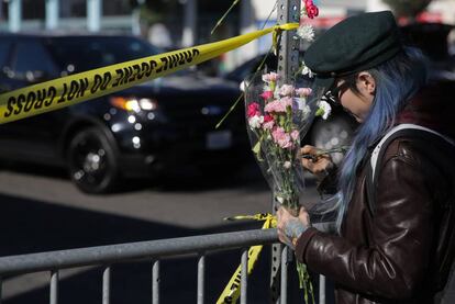 Amigos y familiares comienzan a depositar flores en la nave de la tragedia.