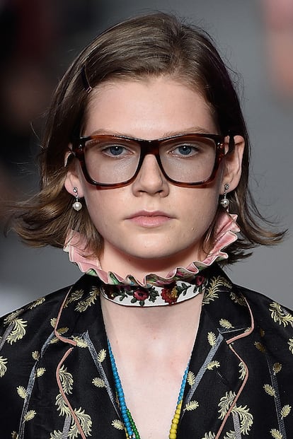 Peinar las puntas ligeramente hacia fuera es una opción para darle un punto distinto (y fácil de hacer en casa) a la melena midi. En la imagen, una de las modelos de Gucci.