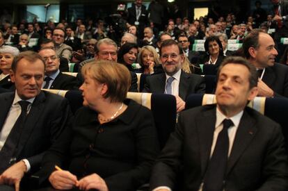 El futuro presidente de Espa?a, Mariano Rajoy, sentado en segunda fila detrs de Merkel y Sarkozy, durante la sesin planaria del XX Congreso del Partido Popular Europeo.