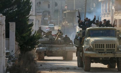 Efectivos del Ejército sirio patrullan este lunes en la ciudad de Kafr Hamra, al norte de Alepo.