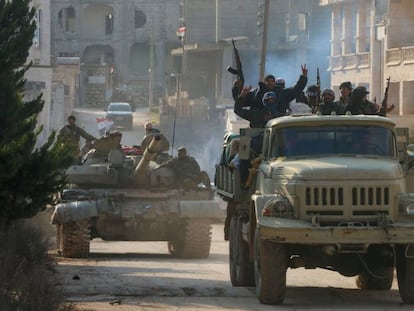 Efectivos del Ejército sirio patrullan este lunes en la ciudad de Kafr Hamra, al norte de Alepo.