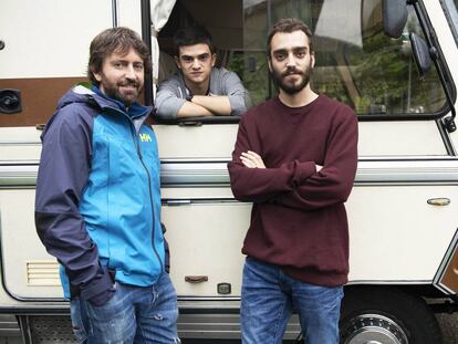 Daniel Sánchez Arévalo, Biel MOntoro y Nacho Sánchez en el rodaje en Cantabria de 'Diecisiete'.
