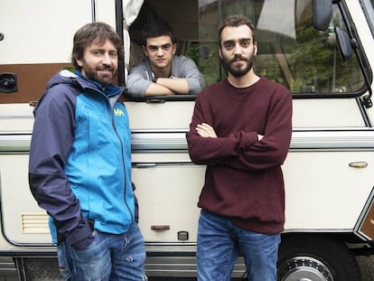 Daniel Sánchez Arévalo, Biel MOntoro y Nacho Sánchez en el rodaje en Cantabria de 'Diecisiete'.