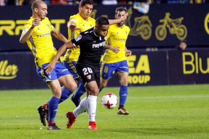 Luis Muriel, delantero del Sevilla, lucha por el balón en el duelo de ida.