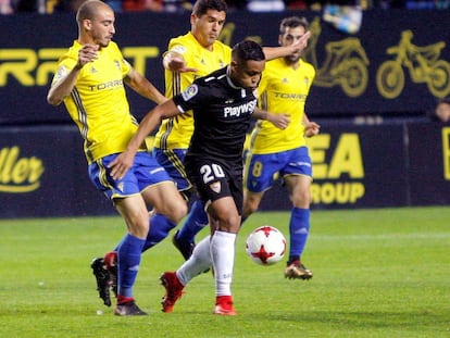 Luis Muriel, delantero del Sevilla, lucha por el balón en el duelo de ida.