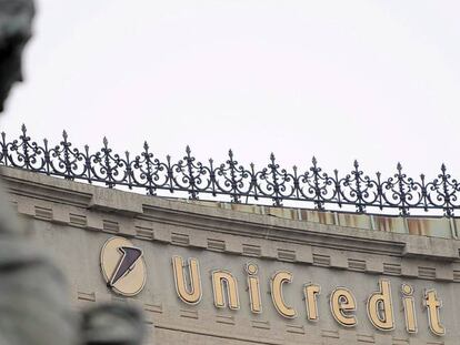 En la imagen, logotipo de la entidad bancaria UniCredit en la fachada del palacio de Milán. 