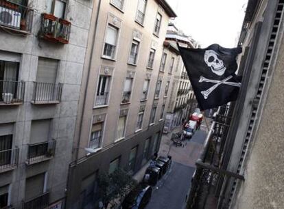 Una bandera pirata señala el edificio de la calle del Pez donde se ha instalado el Patio Maravillas.