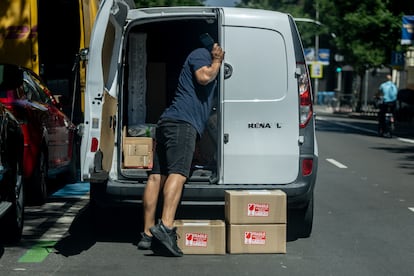 Una persona trabaja al aire libre, a 4 de julio de 2025, en Madrid (España). En 2025, aproximadamente el 25% de los trabajadores en España están expuestos a condiciones de trabajo al aire libre, especialmente en sectores como construcción, agricultura, logística, hostelería y comercio. Estas actividades suponen riesgos añadidos, como el estrés térmico, y concentran la mayor parte de accidentes laborales por calor.
04 JULIO 2025;RECURSOS;CALOR;TRABAJADORES
Ricardo Rubio / Europa Press
04/07/2025
