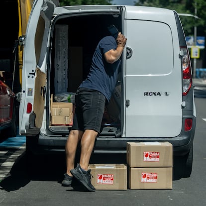 Una persona trabaja al aire libre, a 4 de julio de 2025, en Madrid (España). En 2025, aproximadamente el 25% de los trabajadores en España están expuestos a condiciones de trabajo al aire libre, especialmente en sectores como construcción, agricultura, logística, hostelería y comercio. Estas actividades suponen riesgos añadidos, como el estrés térmico, y concentran la mayor parte de accidentes laborales por calor.
04 JULIO 2025;RECURSOS;CALOR;TRABAJADORES
Ricardo Rubio / Europa Press
04/07/2025