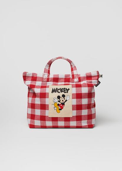 Grande, con cuadros vichy y Mickey estampado, cuesta 17,95 euros y es de Zara.