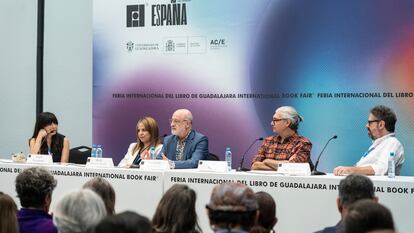 María Fernández, Aroa Moreno Durán, Fernando Aramburu, Emiliano Monge y Sergio del Molino  en la FIL Guadalajara