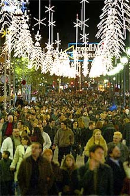 La avenida del Portal de l&#39;Angel de Barcelona, repleta de gente, ayer.