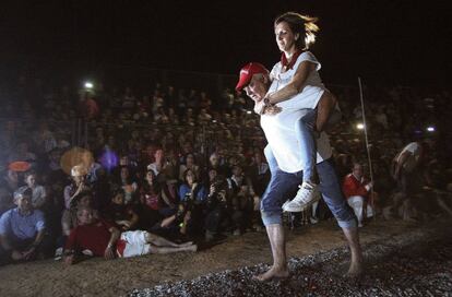 Un vecino del pueblo soriano de San Pedro Manrique, atraviesa las brasas colocadas en el anfiteatro de la ermita de la Peña, durante el tradicional "Paso del fuego", que se celebra en la "Noche de San Juan".