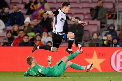 Santi Mina trata sin éxito de superar a Cillessen.