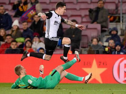 Santi Mina trata sin &eacute;xito de superar a Cillessen.