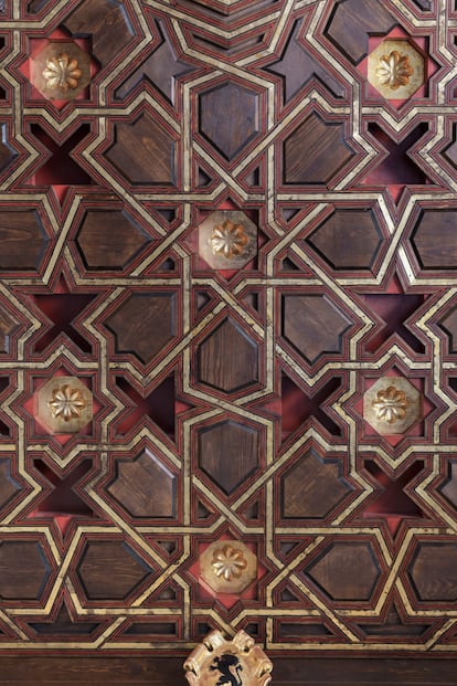 Alfarje (techo de madera decorativo) elaborado por Paco Luis Martos en el castillo de Almodóvar del Río (Córdoba).