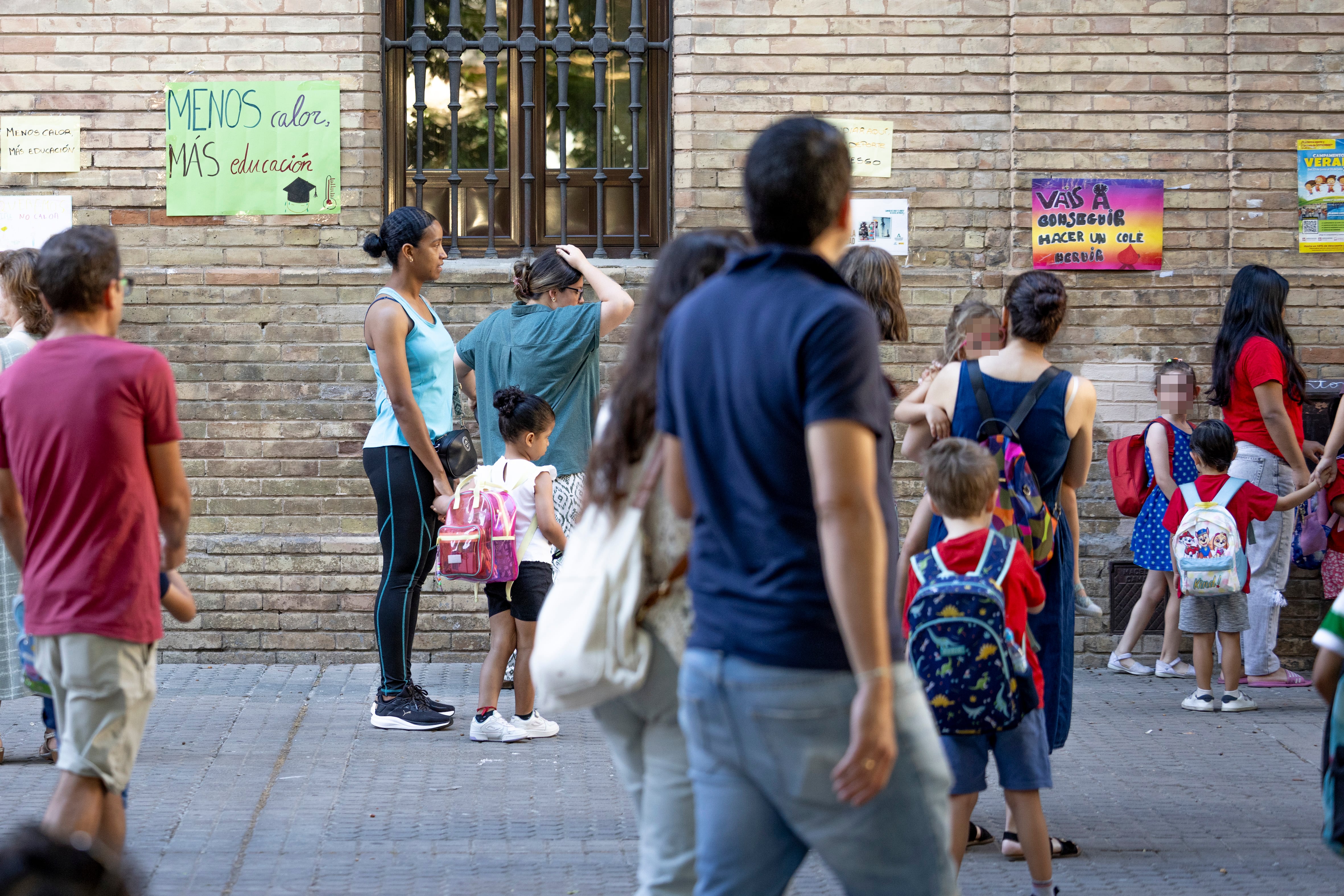 Carteles contra el calor en las aulas en el colegio público Carmen Benítez de Sevilla, el miércoles 3 de junio de 2026. 
