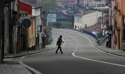 Una carretera divide Alcañices (Zamora) en dos. "Parte el centro del pueblo por la mitad", se queja su alcalde, Jesús María Lorenzo Mas. "Hemos tenido que cambiar la ruta de la procesión, por ejemplo. Necesitamos que hagan ya una autovía", prosigue.